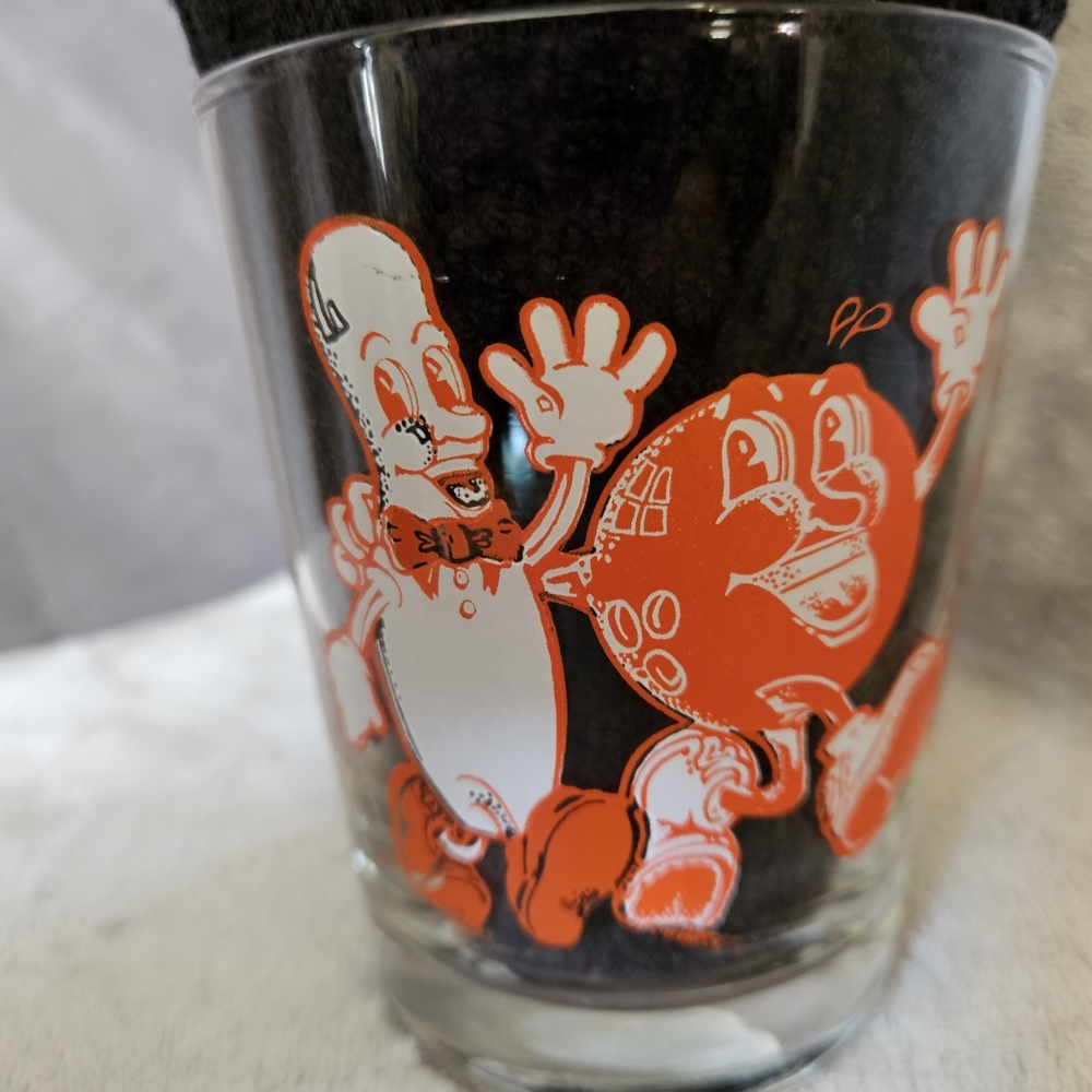 1976 " Old Bowlers never die..." Glass - Picture 6 of 8